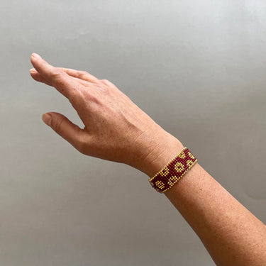 Brazalete Telar Dorado Delgado Rondanas Rojo